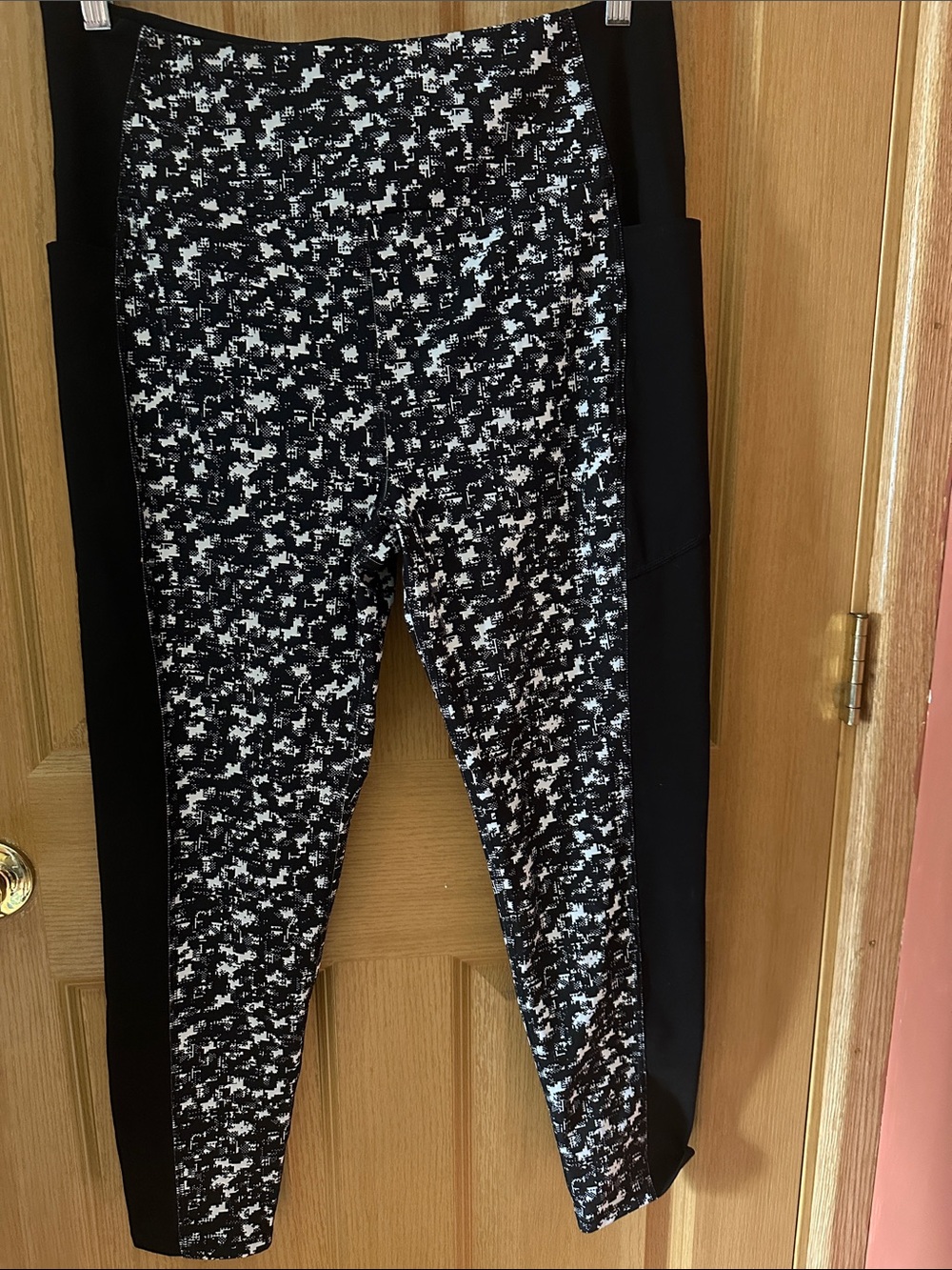 MTA Sport Black & White Patterned Side-Panel Leggings